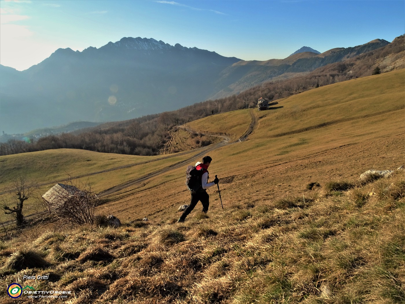 67 Dai Tre Faggi ci abbassiamo a vista per prati alla stradetta agrosilvopastorale.JPG